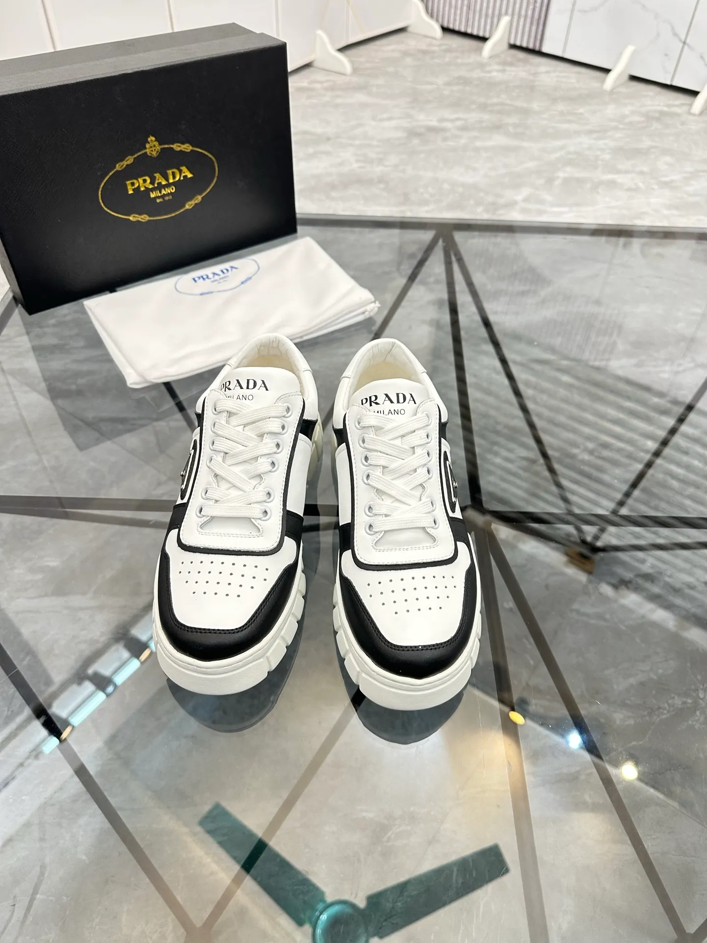 Men's shoes: 💰P420¥ Product trademark: Prada *"Prada*" low-top casual shoes Regular size: 38-44 (can be customized to 45) Product materials: imported cowhide upper, sheepskin lining, original outsole. Number: 020